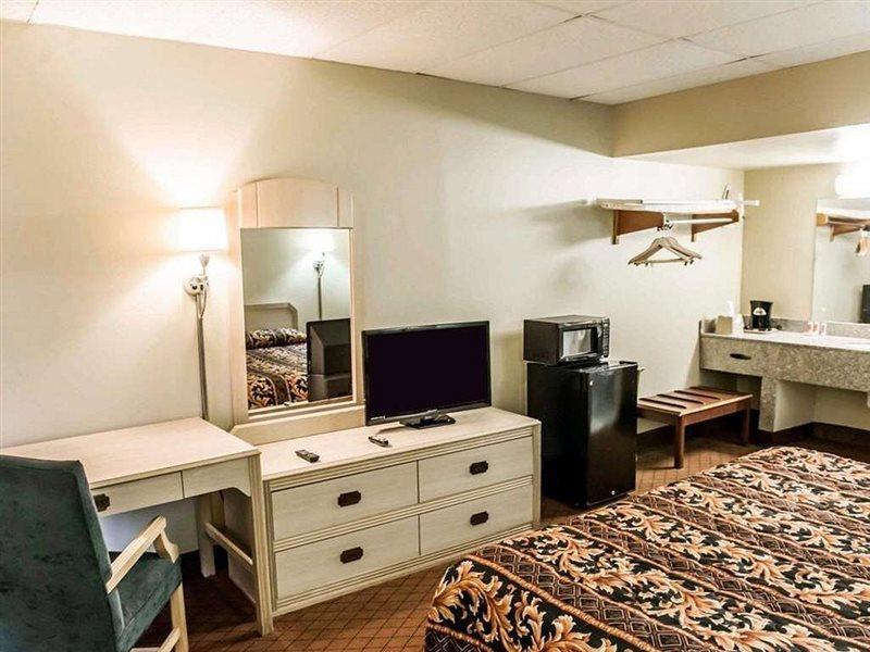 Econo Lodge Пери Екстериор снимка