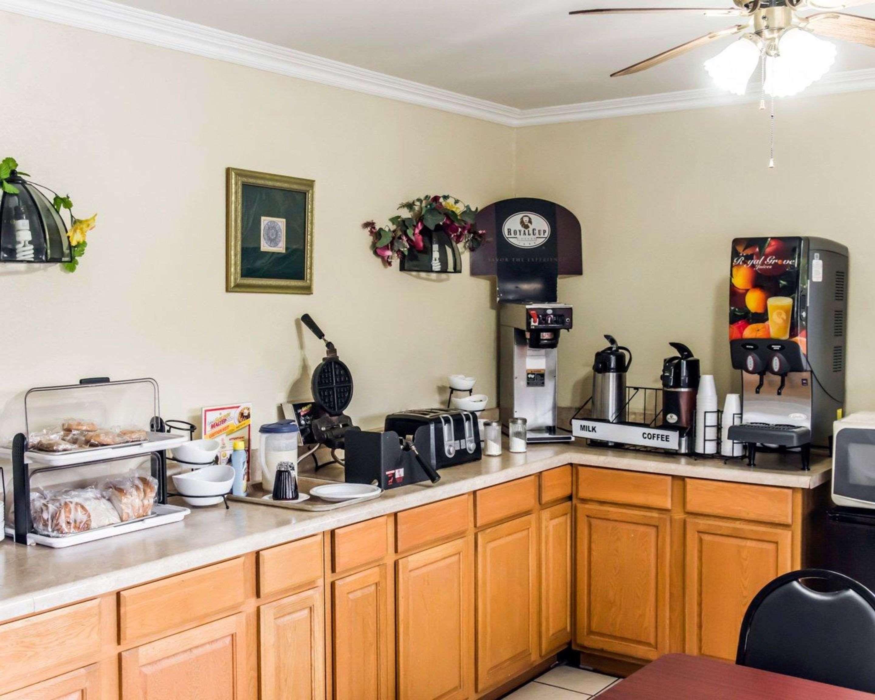 Econo Lodge Пери Екстериор снимка