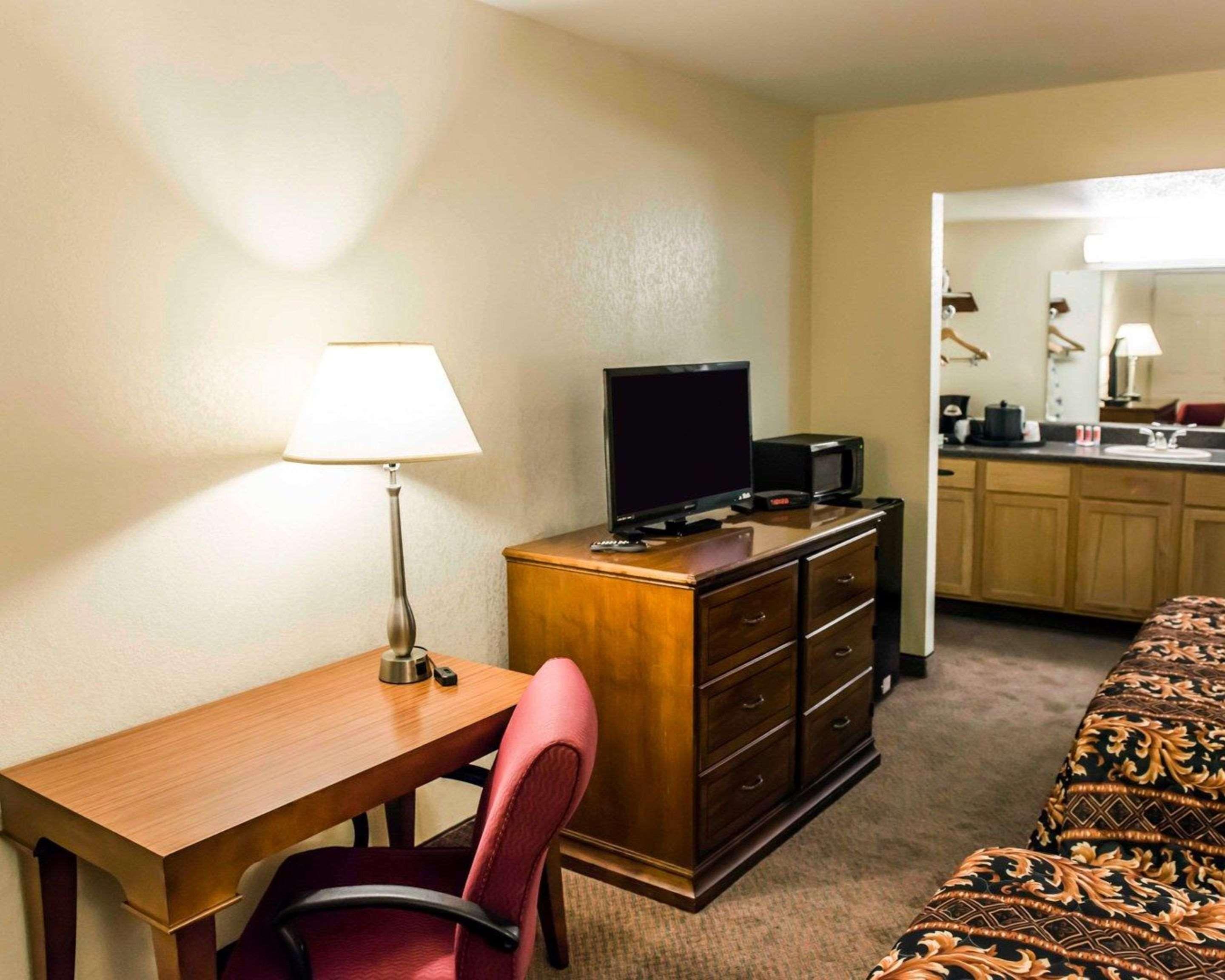 Econo Lodge Пери Екстериор снимка