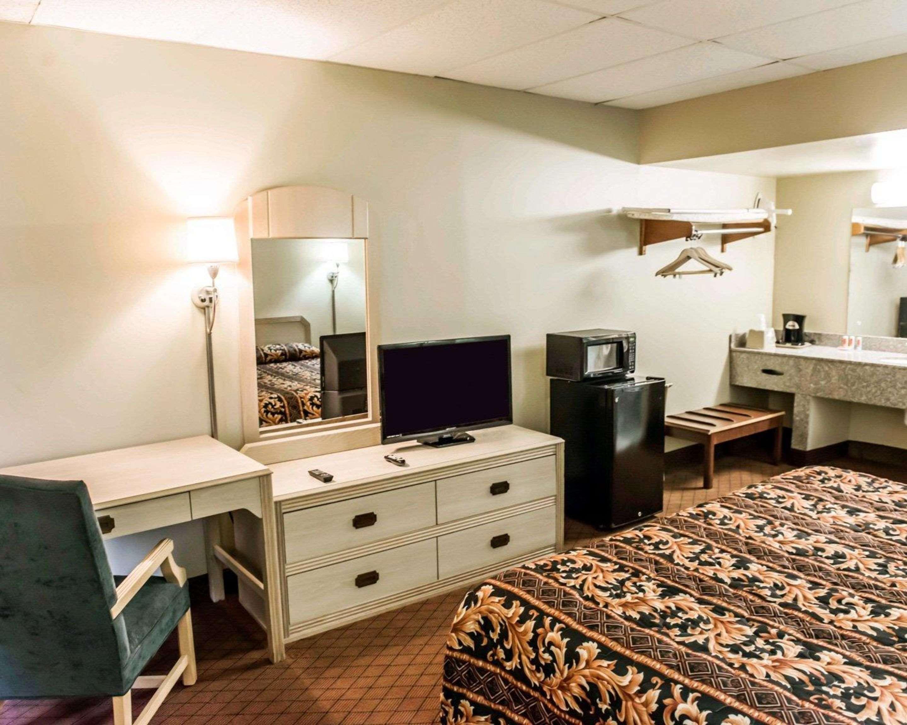 Econo Lodge Пери Екстериор снимка
