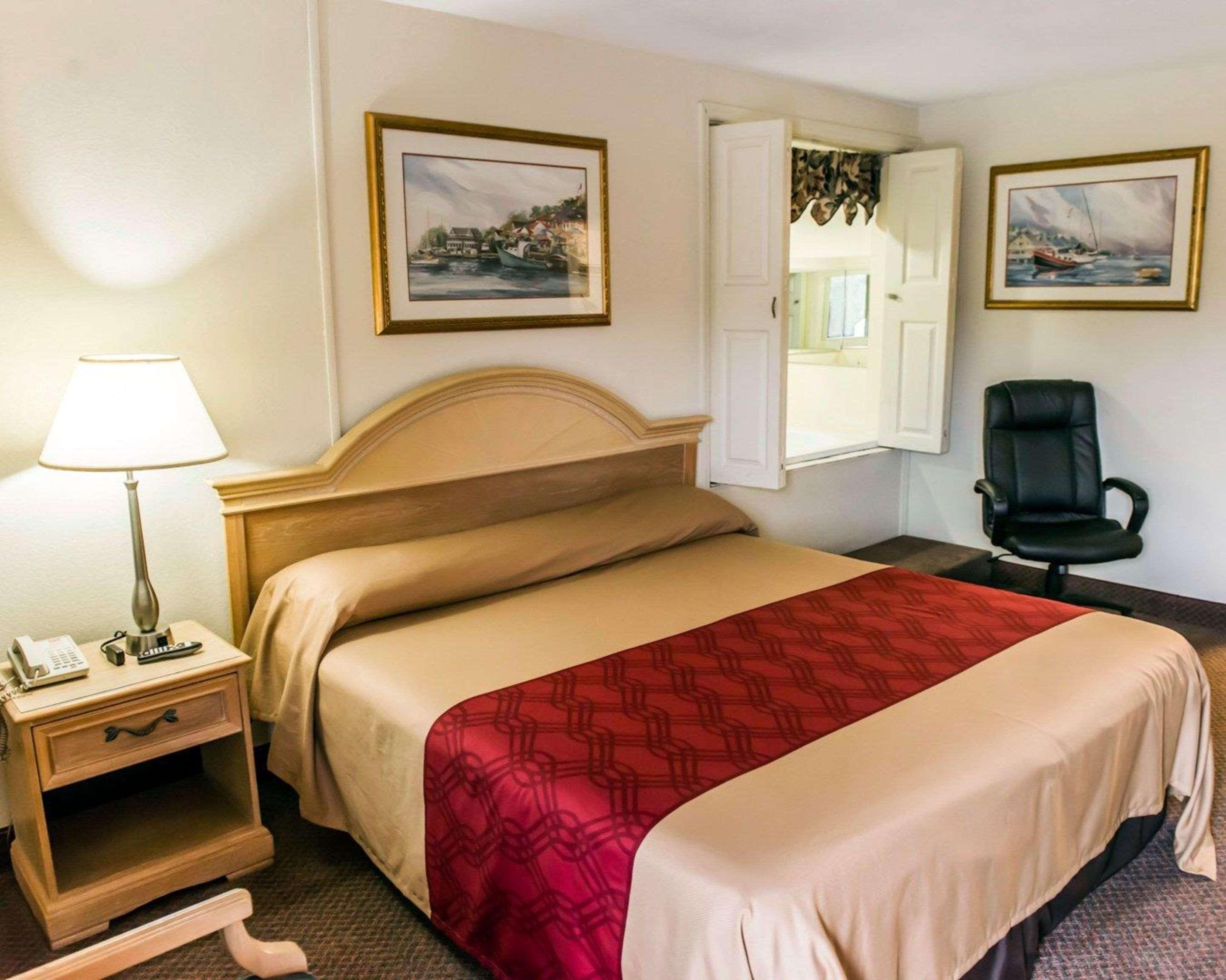 Econo Lodge Пери Екстериор снимка
