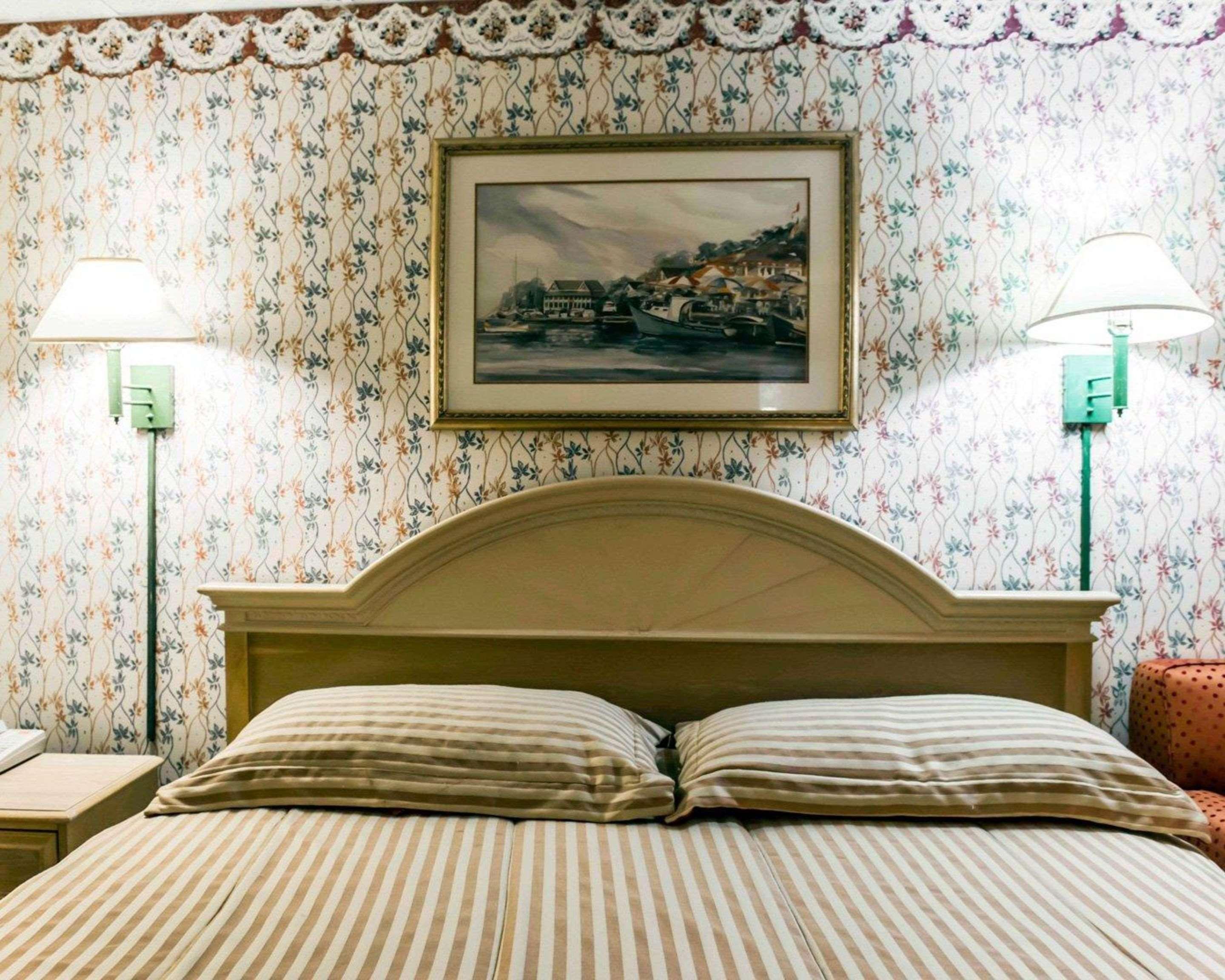 Econo Lodge Пери Екстериор снимка