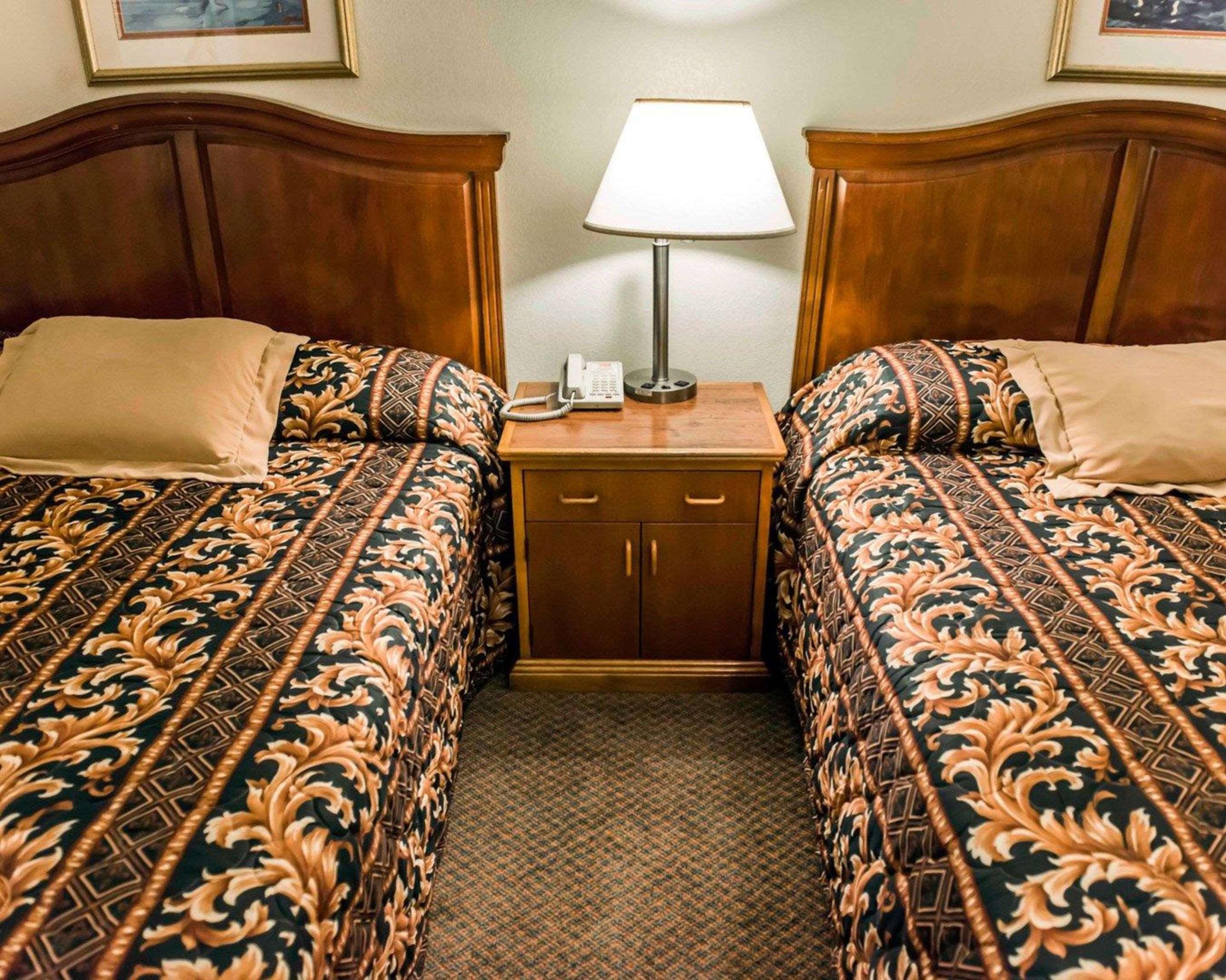 Econo Lodge Пери Екстериор снимка