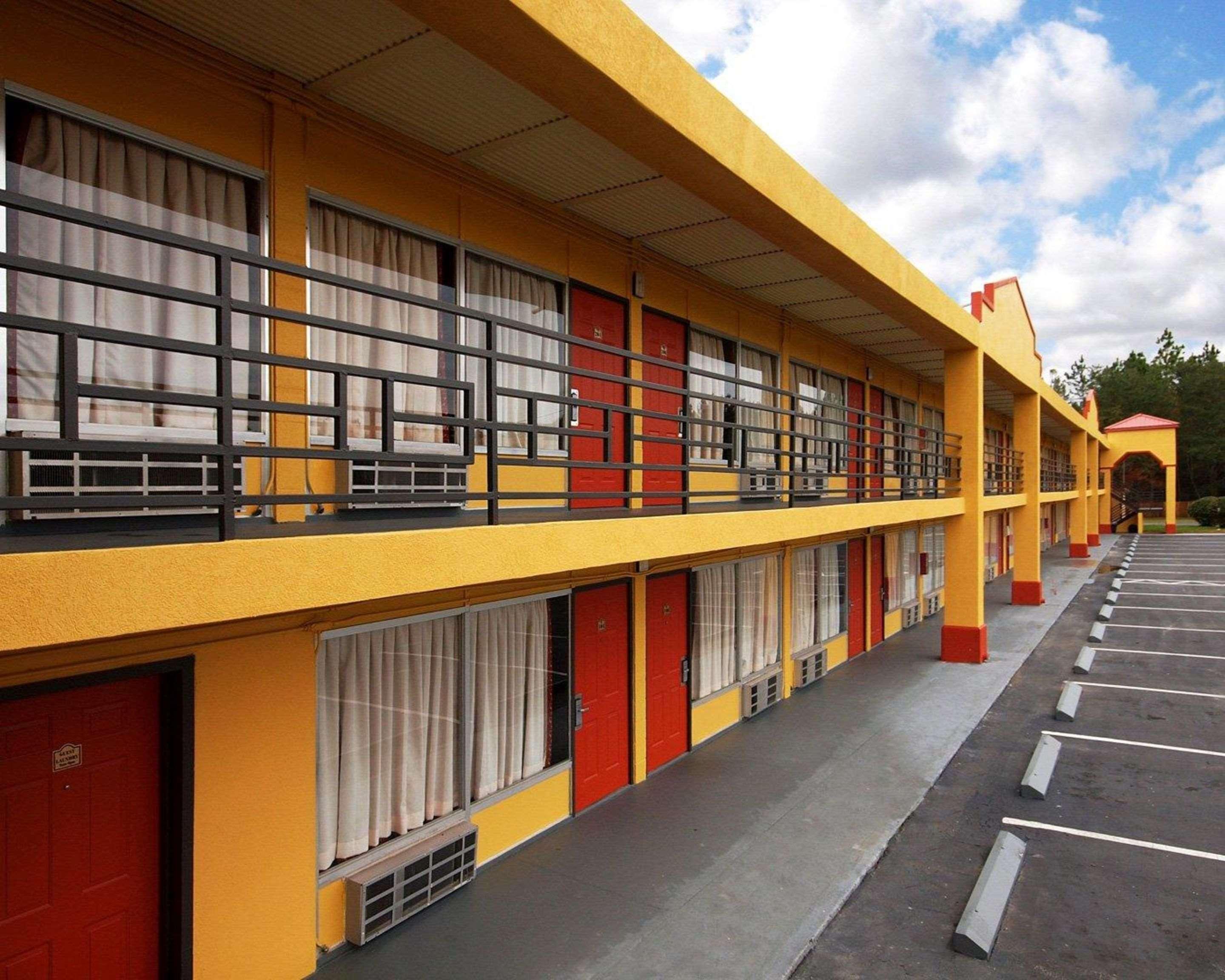 Econo Lodge Пери Екстериор снимка