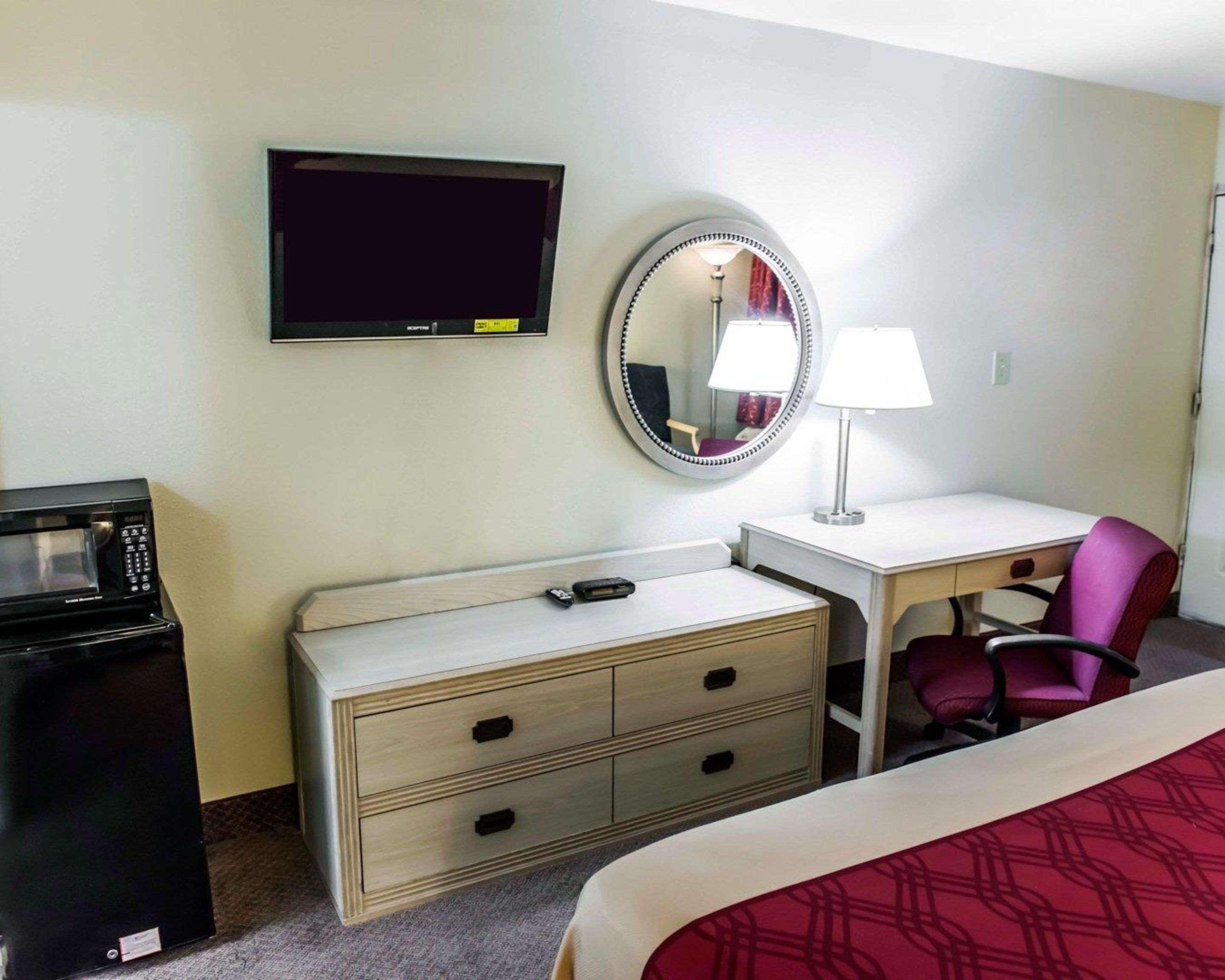Econo Lodge Пери Екстериор снимка