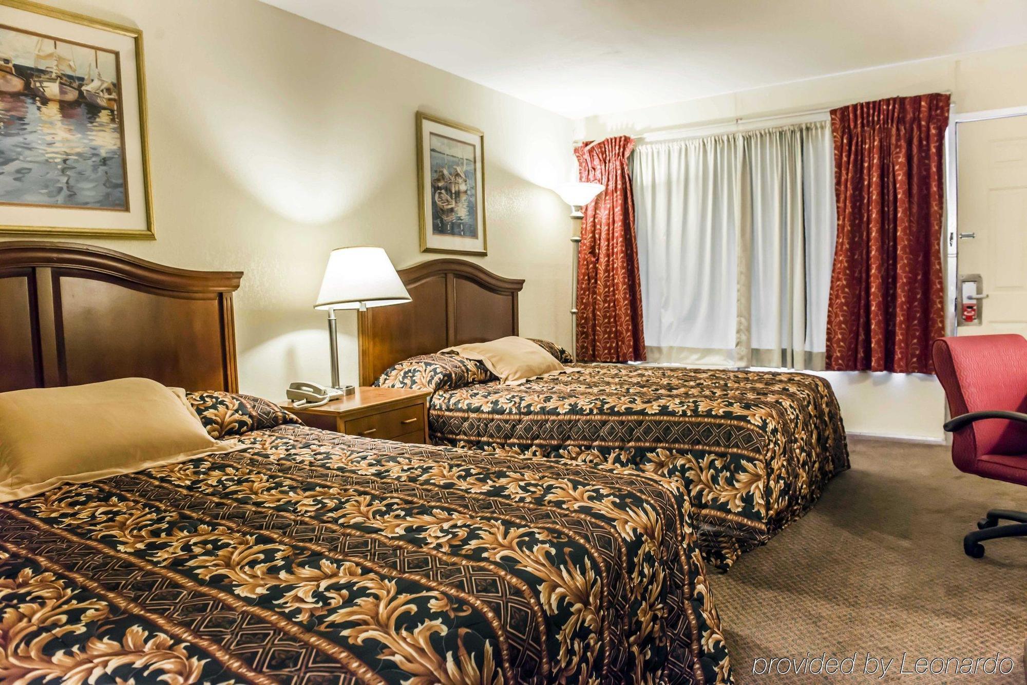 Econo Lodge Пери Екстериор снимка