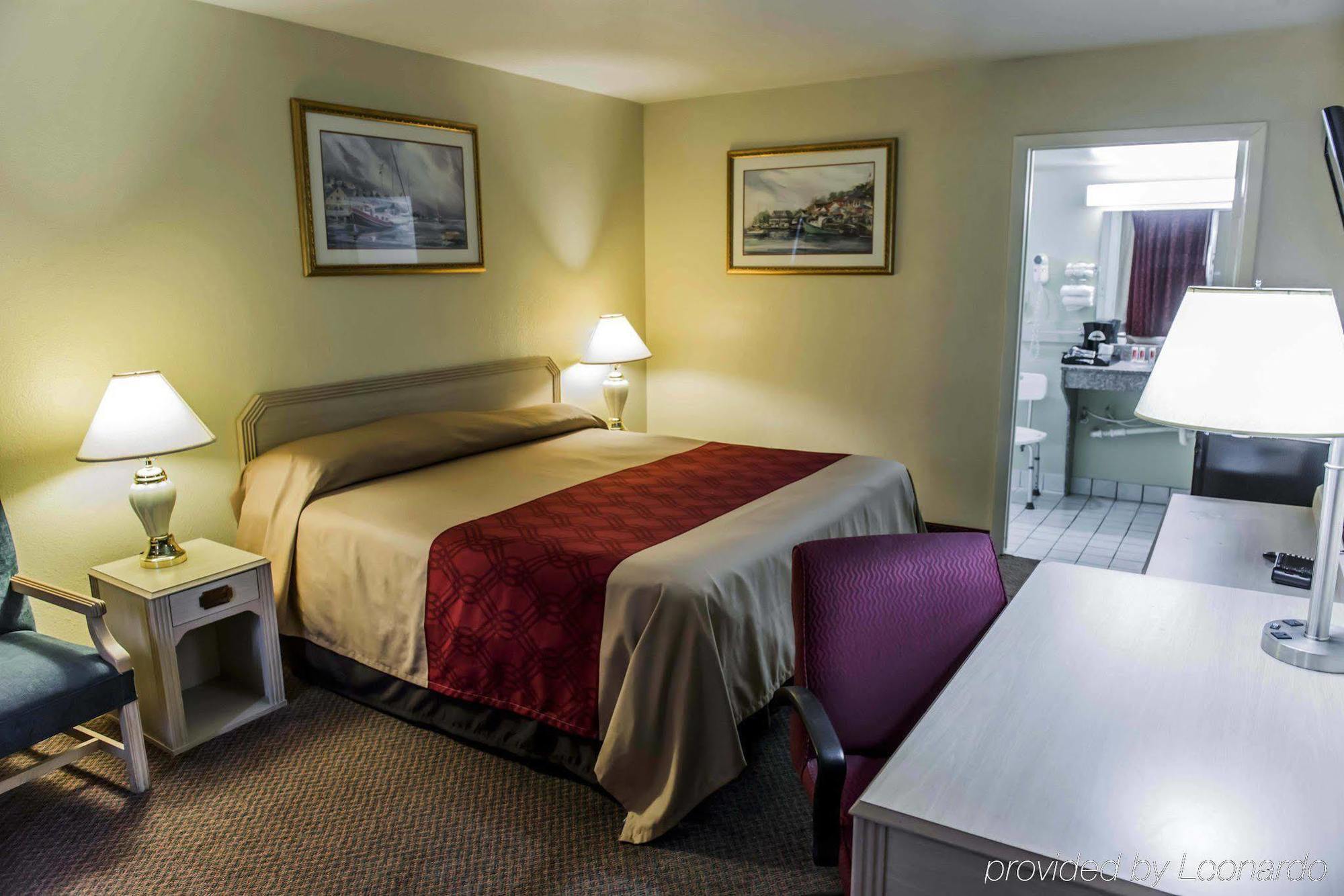 Econo Lodge Пери Екстериор снимка